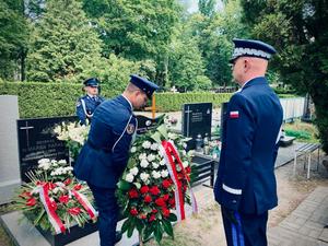 Rocznica śmierci generała Papały - Komendant Główny Policji składa kwiaty na Jego grobie
