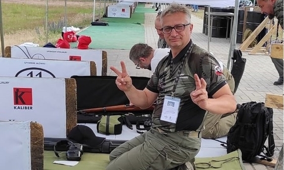 Mężczyzna na strzelnicy, szykujący się do strzału
