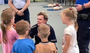 Policjantka rozmawia z grupą dzieci.