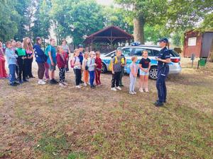 Policjantka rozmawia z grupą dzieci.