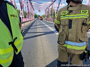 policjant i strażak na moście