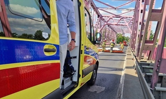 policjant i strażak na moście