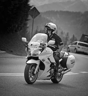 umundurowana policjantka siedzi na służbowym motocyklu