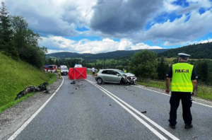miejsce wypadku samochodu marki toyota i motocykla, na miejscu policjanci i inne służby ratownicze
