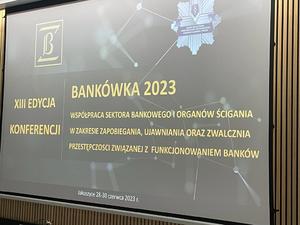 zdjęcie monitora na którym widać wyświetloną nazwę konferencji