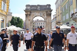 polscy policjanci patrolują ulice Chorwacji razem z chorwackimi policjantami