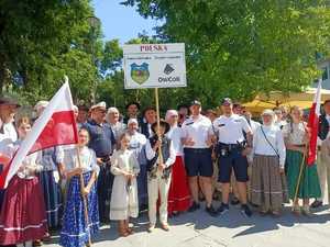 polscy policjanci patrolują ulice Chorwacji razem z chorwackimi policjantami i pozują do zdjęcia z zespołem folklorystycznym z Polski