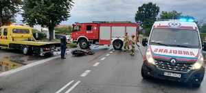 karetka pogotowia, straż pożarna i laweta na miejscu zdarzenia drogowego