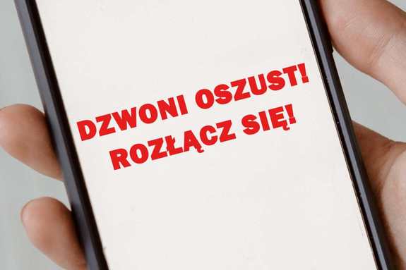 Ekran telefonu z napisem: dzwoni oszust rozłącz się