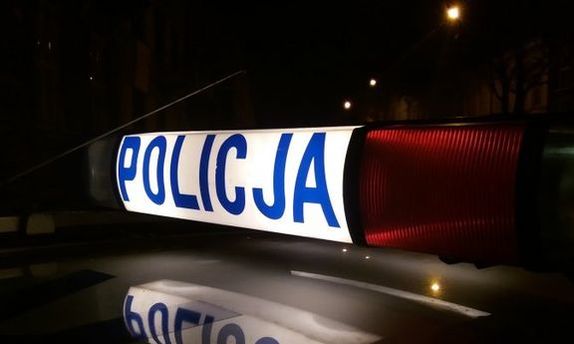 sygnalizator świetlny na dachu radiowozu policyjnego z napisem policja