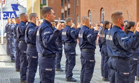 grupa policjantów stojąca w szeregach na placu podczas ślubowania