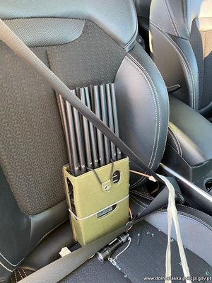 urządzenie do zagłuszania sygnału GPS na tylnym siedzeniu w samochodzie