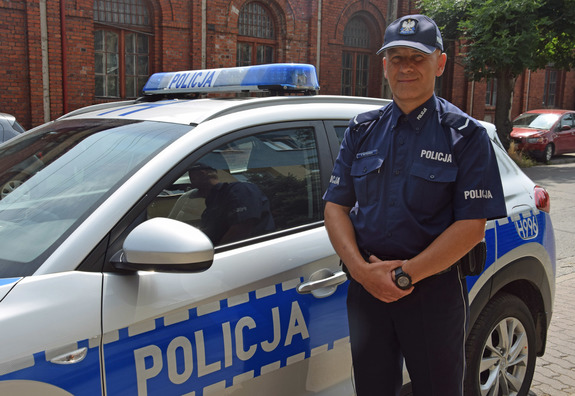 Policjant, który uratował tonącego mężczyznę przed radiowozem