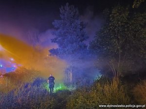 Policjant idący w stronę pożaru