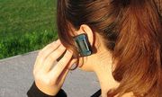 młoda kobieta rozmawia przez telefon komórkowy - widok z boku