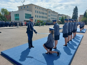 policjanci podczas uroczystej promocji na pierwszy stopień oficerski