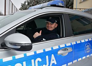 policjant w radiowozie