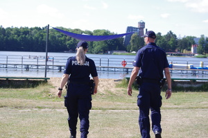 Para policjantów patroluje teren kąpieliska.