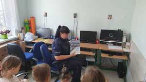 Policjantka rozmawia z dziećmi.