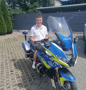 uczeń klasy mundurowej siedzi na motocyklu policyjnym