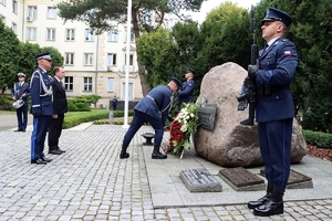 Minister Spraw Wewnętrznych i Administracji Mariusz Kamiński wraz z  Komendantem Głównym Policji gen. insp. Jarosławem Szymczykiem składają wieniec przed obeliskiem