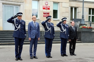 Minister Spraw Wewnętrznych i Administracji Mariusz Kamiński wraz z podsekretarzem stanu w Ministerstwie Spraw Wewnętrznych i Administracji Błażejem Pobożym, Komendantem Głównym Policji gen. insp. Jarosławem Szymczykiem, Zastępcą Komendanta Głównego Policji nadinsp. Pawłem Dobrodziejem i nadinsp. Romanem Kusterem oddają hołd poległym policjantom przed obeliskiem na dziedzińcu Komendy Głównej Policji