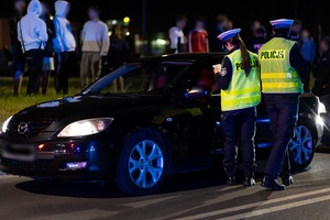 pora nocna policjanci ruchu drogowego kontrolują auta