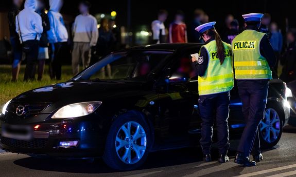 pora nocna policjanci ruchu drogowego kontrolują auta