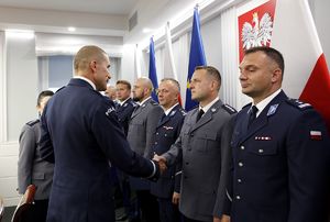 spotkanie Zastępcy Komendanta Głównego Policji z laureatami konkursu Policjant, który mi pomógł - Komendant ściska dłonie laureatom konkursu