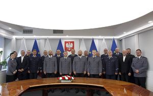 zdjęcie zbiorowe laureatów konkursu Policjant, który mi pomógł wraz z Zastępcą Komendanta Głównego Policji