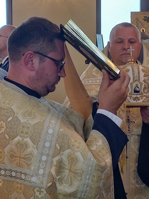 duchowni podczas sprawowania nabożeństwa