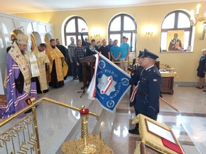 duchowni, policjanci oraz inne osoby uczestniczące w nabożeństwie
