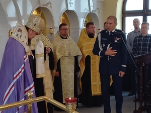 zastępca komendanta głównego policji w trakcie nabożeństwa oraz duchowni