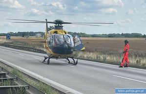 Helikopter pogotowia ratunkowego stojący na drodze
