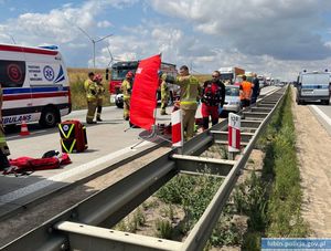 Zabezpieczone przez służby (straż pożarna, policja, pogotowie) miejsce wypadku na drodze