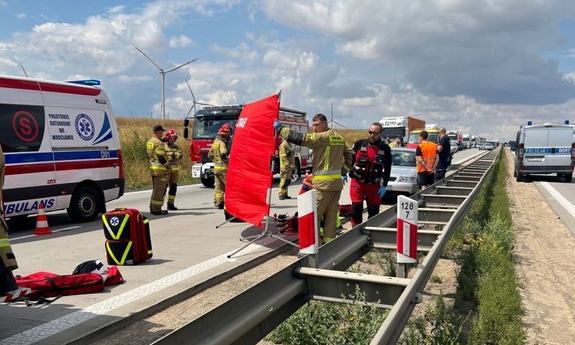Zabezpieczone przez służby (straż pożarna, policja, pogotowie) miejsce wypadku na drodze