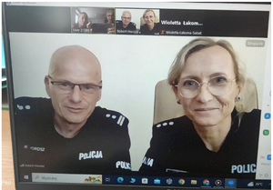policjant i policjantka na ekranie komputera w trakcie webinarium