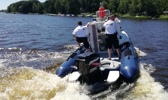 policyjny patrol na łodzi w czasie drogi do poszkodowanych