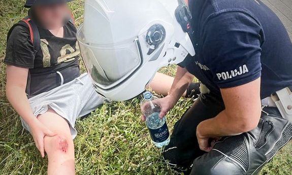 Policjant udzielający pomocy chłopcu