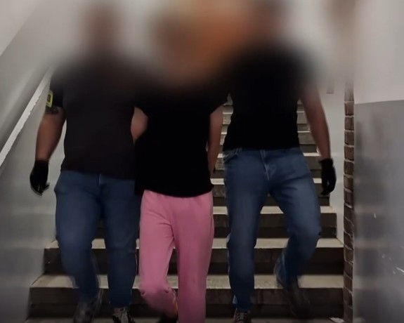 policjanci prowadzą zatrzymanego