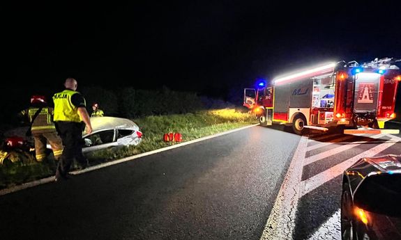 Pora nocna. miejsce zdarzenia i funkcjonariusze policji oraz strażacy na miejscu