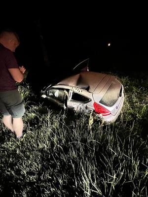 Pora nocna. miejsce zdarzenia i funkcjonariusze policji oraz strażacy na miejscu