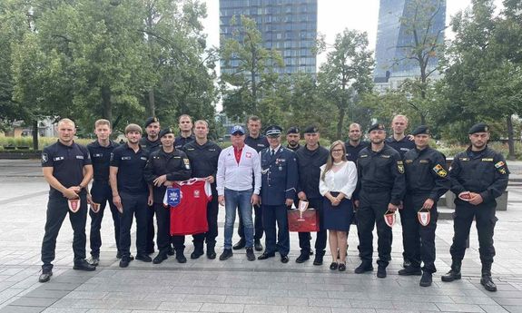 zdjęcie zbiorowe delegacji mołdawskiej Policji i polskiej delegacji