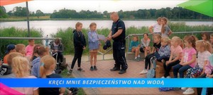 Policjant z grupą dzieci.