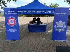 Pracownicy Policji w namiocie profilaktycznym.