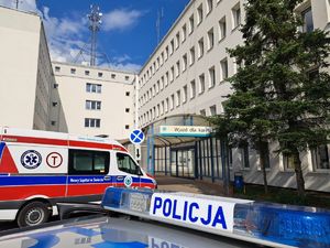 ujęcie na szpital zza radiowozu