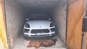 stojące w garażu porsche