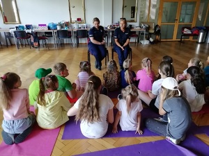 Dwie policjantki rozmawiają z grupą dzieci.