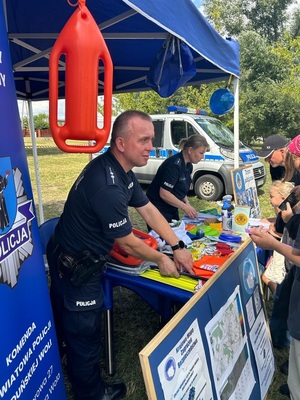 Para policjantów w namiocie profilaktycznym.