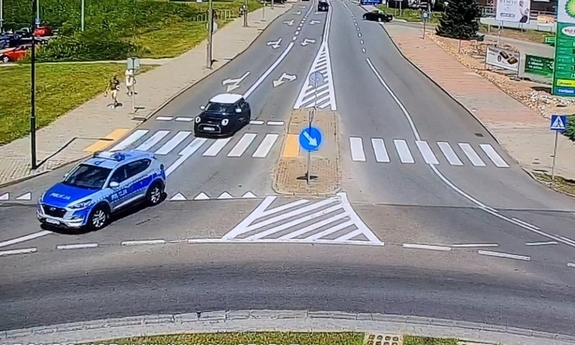 policyjna eskorta samochodu do szpitala